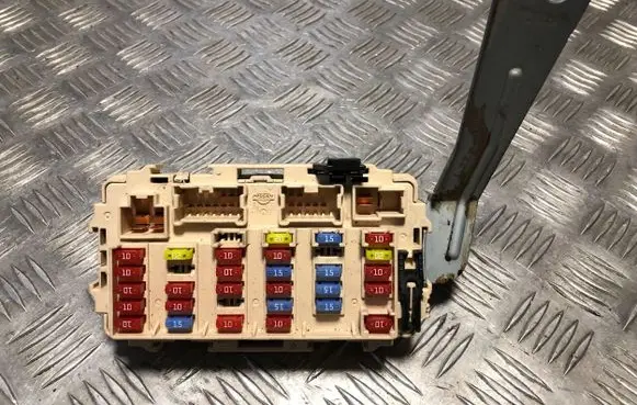 Nissan X-Trail T30 Fuse module 2434666R00 2434668R00 69100114