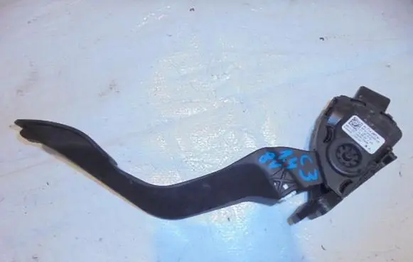 Accelerator throttle pedal
