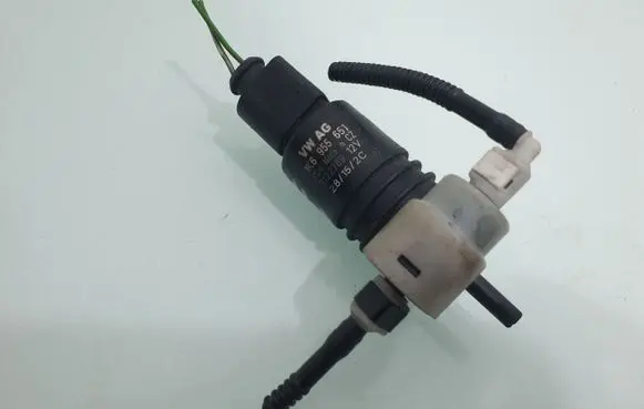 Volkswagen Golf VI Windscreen/windshield washer pump 1K6955651