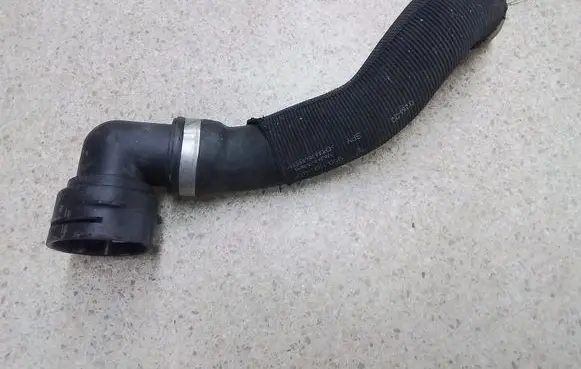 Engine coolant pipe/hose