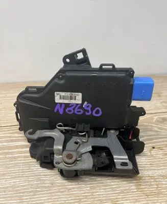 Volkswagen Golf V Rear door lock 7L0839016D