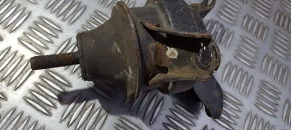 Honda CR-V Engine mount bracket