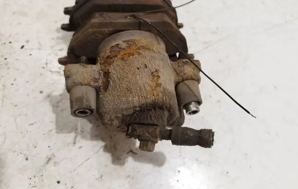 Volkswagen Golf V Front brake caliper
