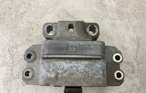 Volkswagen Golf V Engine mount bracket 1K0199555