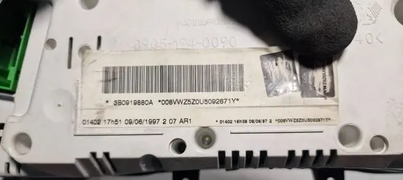 Volkswagen PASSAT B5 Speedometer (instrument cluster) 3B0919880A 09051940090