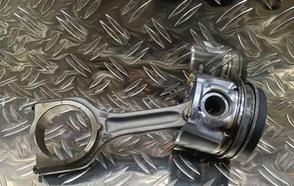 Peugeot 508 Piston with connecting rod