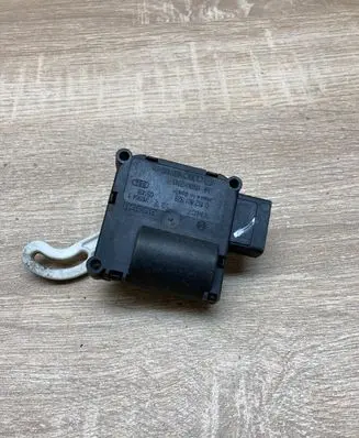 Audi A8 S8 D3 4E Air flap motor/actuator 4E0820511 0132801323