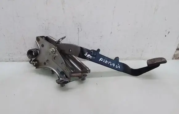 Toyota Avensis T250 Clutch pedal 