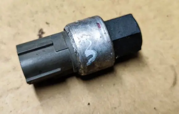 Jeep Grand Cherokee (WJ) Air conditioning (A/C) pressure sensor 