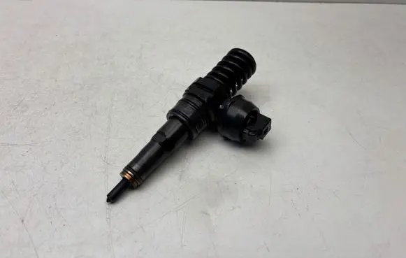 Volkswagen Golf V Fuel injector 038130073AG