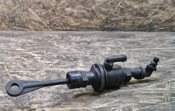 Hyundai i30 Clutch master cylinder 2HIJ0517