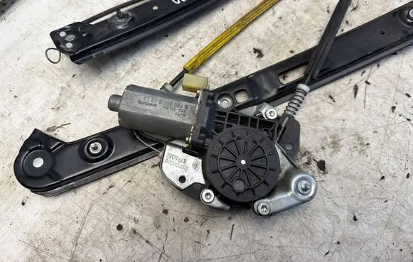 BMW 3 E46 Front door window regulator motor 676283620640