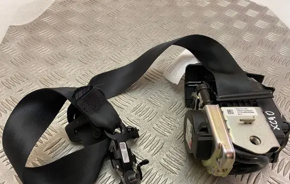 Volvo XC90 Front seatbelt 32131145