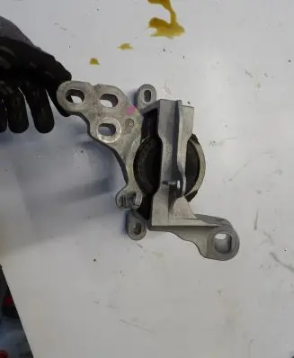 Mazda 2 Engine mounting bracket