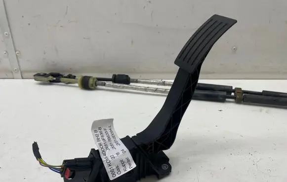 Ford Focus Accelerator throttle pedal JX619F836