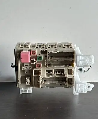 Toyota Avensis T270 Fuse module 8273005J90 480417B01