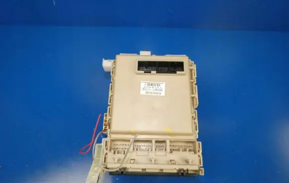 Toyota Verso Fuse module 827300F310
