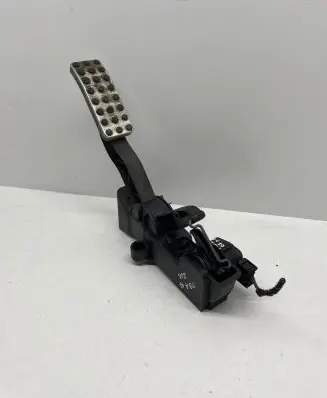 Accelerator throttle pedal