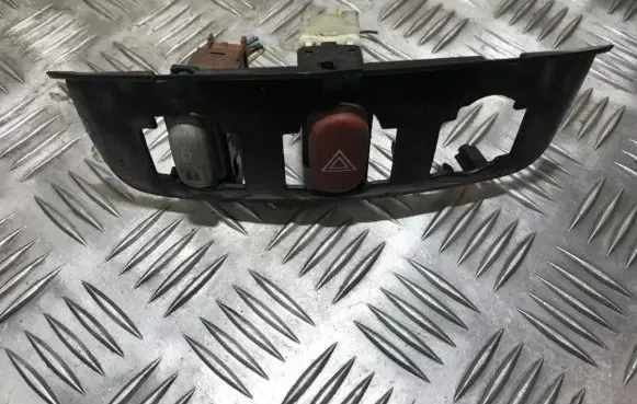 Renault Laguna I Hazard light switch 822955