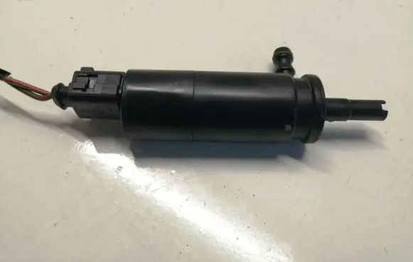 Skoda Octavia Mk2 (1Z) Headlight washer pump 3B7955681 3706