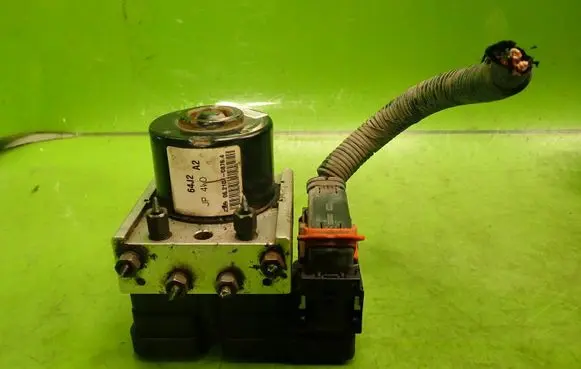 Suzuki Grand Vitara II ABS Pump 