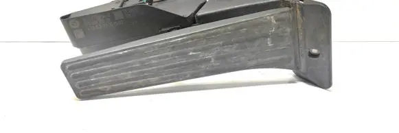 Accelerator throttle pedal