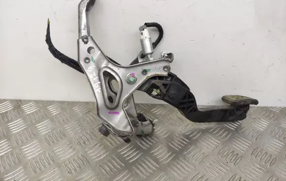 Toyota Yaris Brake pedal