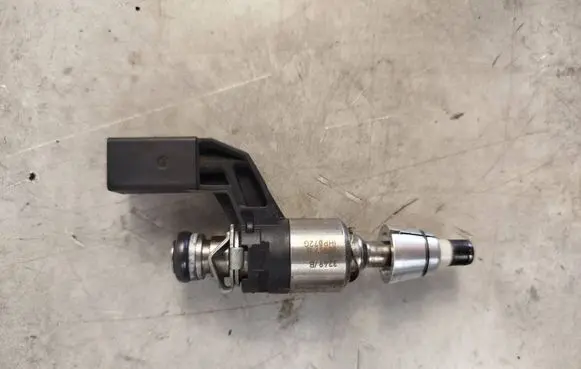 Volkswagen PASSAT B7 Fuel injector 03c906036j
