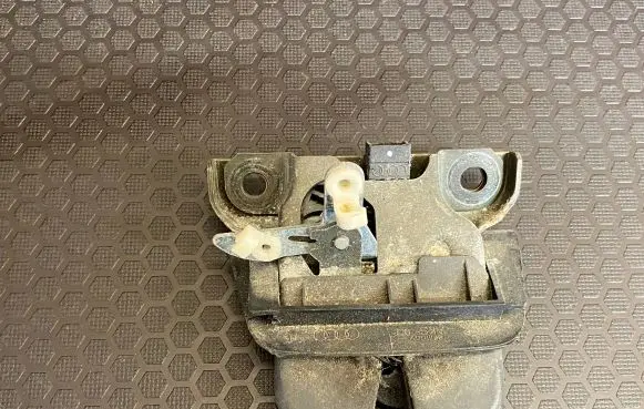 Audi A6 S6 C5 4B Tailgate/trunk/boot lock/catch/latch