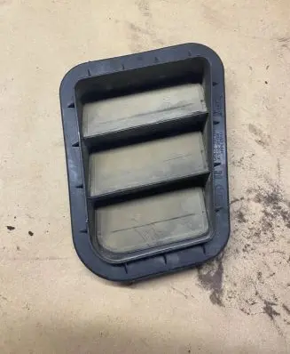 KIA Carens II Quarter panel pressure vent 975102F200