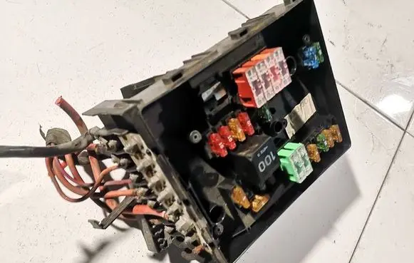 Volkswagen Golf V Fuse box set