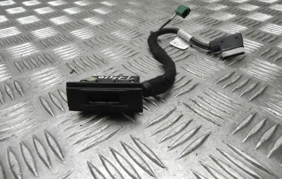 Mercedes-Benz Vito Viano W639 EUR ISO radio connector A2318270026 T7410