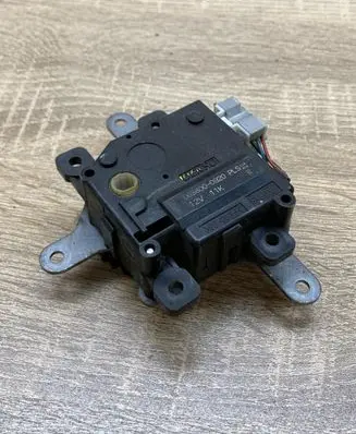 Toyota Avensis T270 Air flap motor/actuator 0638000920