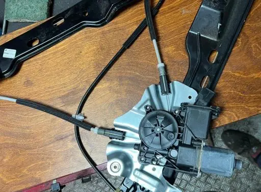 Opel Astra J Front door window regulator with motor 915358103