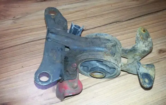 Mazda 323 Engine mount bracket
