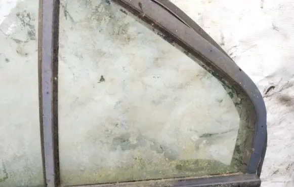 Rear vent window glass