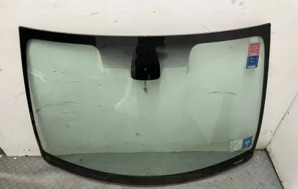 Renault Clio III Front windscreen/windshield window 
