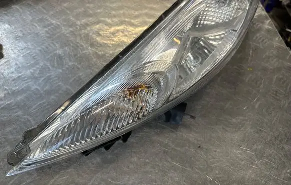 Nissan Juke I F15 Headlight/headlamp