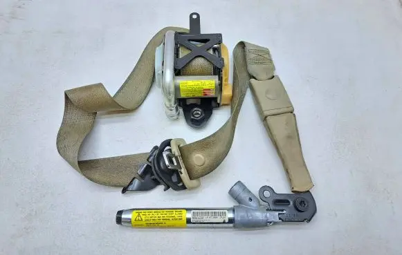 Opel Insignia A Front seatbelt 13303850 6009173