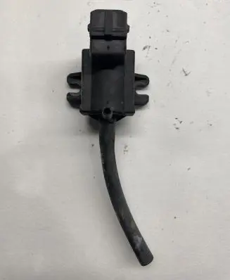 Engine mount vacuum valve