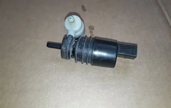 Volkswagen PASSAT B7 Windscreen/windshield washer pump 1K6955651 3122789