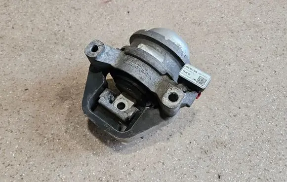 Engine mount bracket