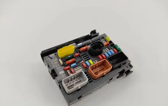 Peugeot 207 CC Fuse module 9666700180