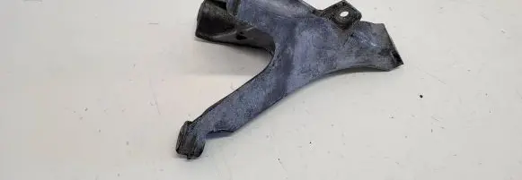 Engine mounting bracket