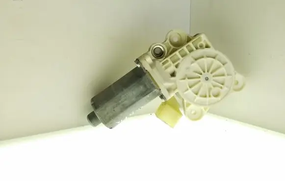 Mercedes-Benz E W211 Front door window regulator motor 2118203042