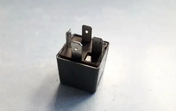 Volkswagen PASSAT B5 Other relay 8D0951253A