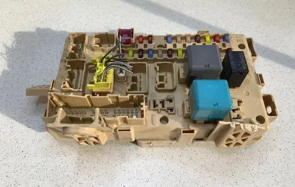 Toyota Avensis T250 Fuse module 82641CA010F 900808701390080870309008087031