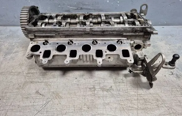 Volkswagen PASSAT B7 Engine head 03L103373A
