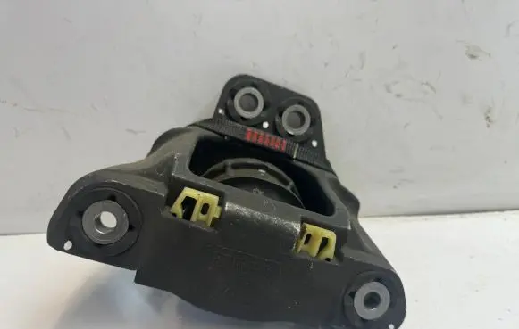 Volvo XC90 Engine mount bracket 26008326F22