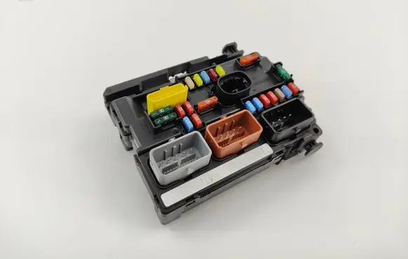 Peugeot 207 Fuse module 9667199680
